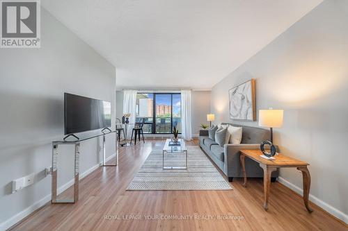 502 - 915 Midland Avenue, Toronto (Eglinton East), ON - Indoor Photo Showing Living Room