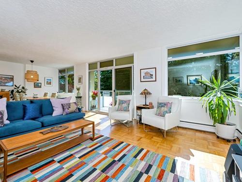 203-250 Douglas St, Victoria, BC - Indoor Photo Showing Living Room