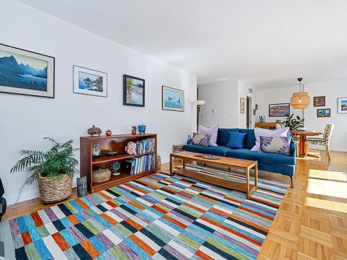 203-250 Douglas St, Victoria, BC - Indoor Photo Showing Living Room