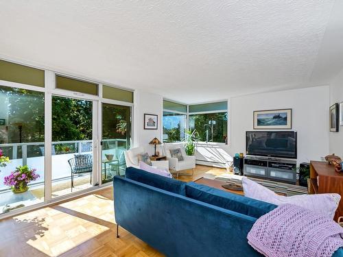 203-250 Douglas St, Victoria, BC - Indoor Photo Showing Living Room