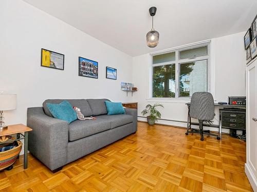 203-250 Douglas St, Victoria, BC - Indoor Photo Showing Living Room