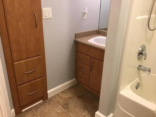 919 Dominion Street, Kamloops, BC - Indoor Photo Showing Bathroom