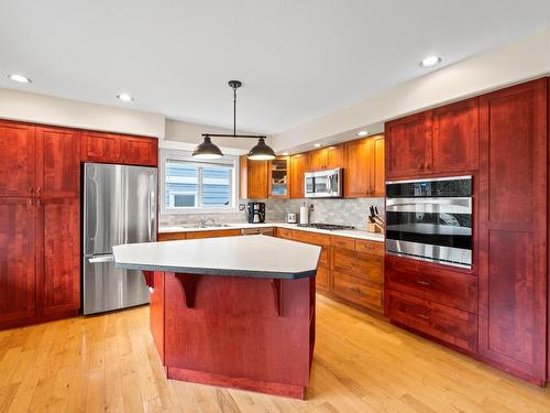 919 Dominion Street, Kamloops, BC - Indoor Photo Showing Kitchen With Double Sink