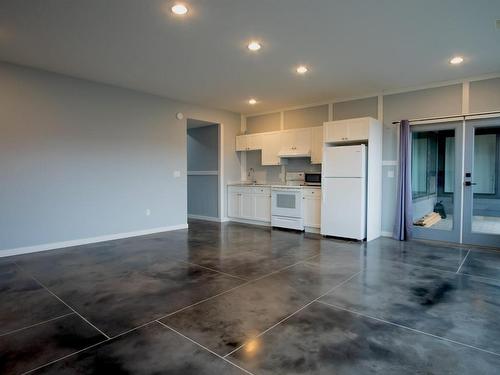 2304 Saddleback Drive, Kamloops, BC - Indoor Photo Showing Kitchen