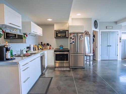 2304 Saddleback Drive, Kamloops, BC - Indoor Photo Showing Kitchen