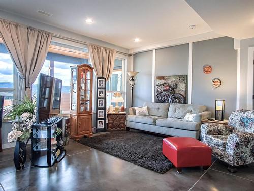 2304 Saddleback Drive, Kamloops, BC - Indoor Photo Showing Living Room