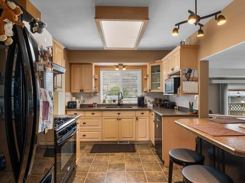 1095 Lincoln Crt, Kamloops, BC - Indoor Photo Showing Kitchen With Double Sink