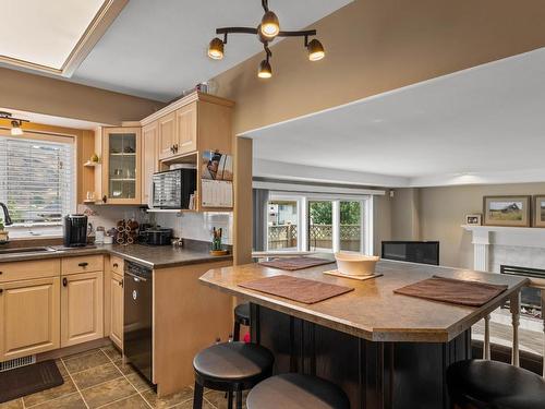 1095 Lincoln Crt, Kamloops, BC - Indoor Photo Showing Kitchen