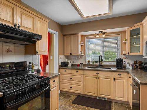 1095 Lincoln Crt, Kamloops, BC - Indoor Photo Showing Kitchen With Double Sink