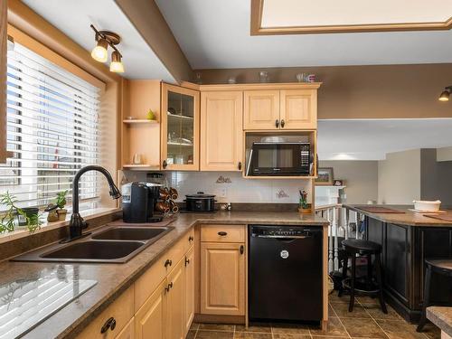 1095 Lincoln Crt, Kamloops, BC - Indoor Photo Showing Kitchen With Double Sink