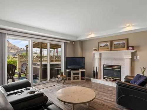 1095 Lincoln Crt, Kamloops, BC - Indoor Photo Showing Living Room With Fireplace