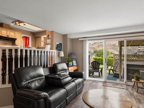 1095 Lincoln Crt, Kamloops, BC - Indoor Photo Showing Living Room