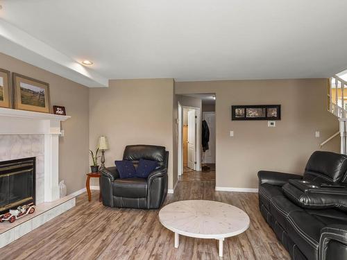 1095 Lincoln Crt, Kamloops, BC - Indoor Photo Showing Living Room With Fireplace