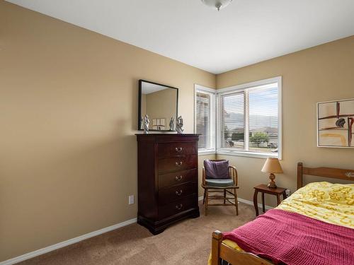 1095 Lincoln Crt, Kamloops, BC - Indoor Photo Showing Bedroom