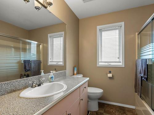 1095 Lincoln Crt, Kamloops, BC - Indoor Photo Showing Bathroom