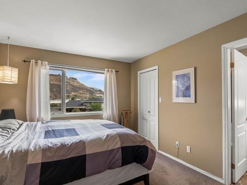 1095 Lincoln Crt, Kamloops, BC - Indoor Photo Showing Bedroom