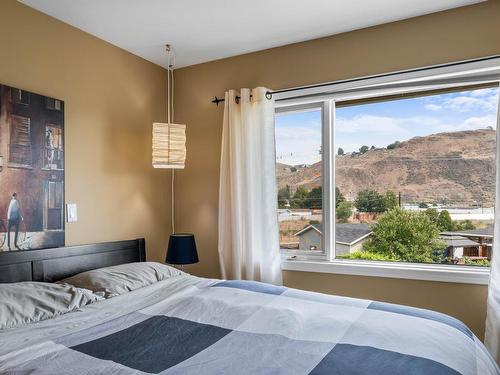 1095 Lincoln Crt, Kamloops, BC - Indoor Photo Showing Bedroom