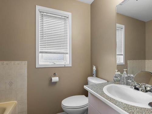 1095 Lincoln Crt, Kamloops, BC - Indoor Photo Showing Bathroom