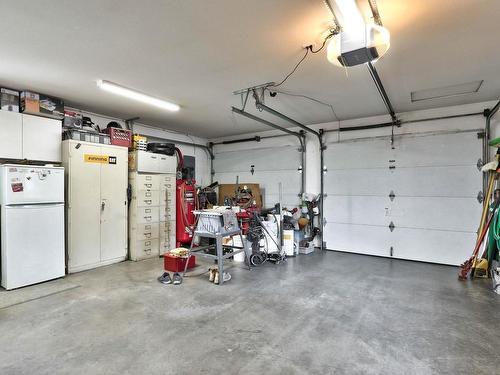 1095 Lincoln Crt, Kamloops, BC - Indoor Photo Showing Garage