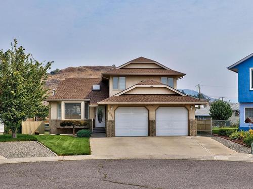 1095 Lincoln Crt, Kamloops, BC - Outdoor With Facade