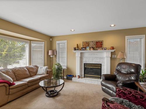 1095 Lincoln Crt, Kamloops, BC - Indoor Photo Showing Living Room With Fireplace