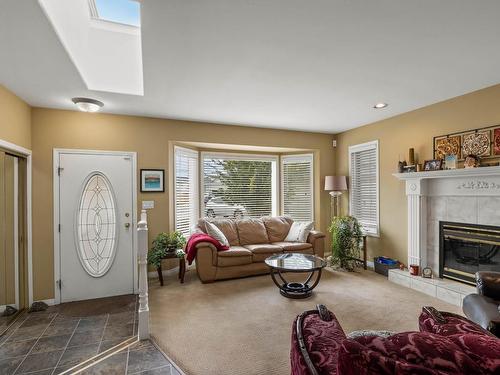 1095 Lincoln Crt, Kamloops, BC - Indoor Photo Showing Living Room With Fireplace