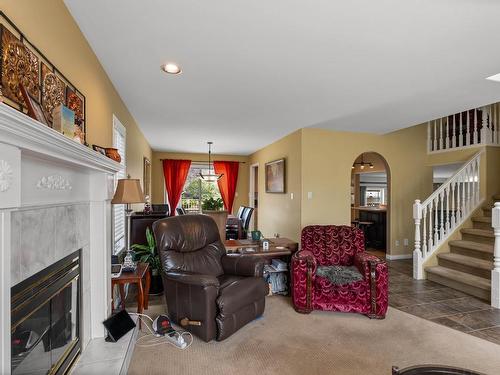 1095 Lincoln Crt, Kamloops, BC - Indoor Photo Showing Living Room With Fireplace