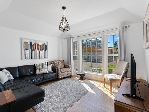 2079 Glenmohr Drive, Kamloops, BC - Indoor Photo Showing Living Room