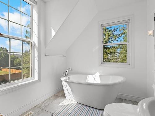 2079 Glenmohr Drive, Kamloops, BC - Indoor Photo Showing Bathroom