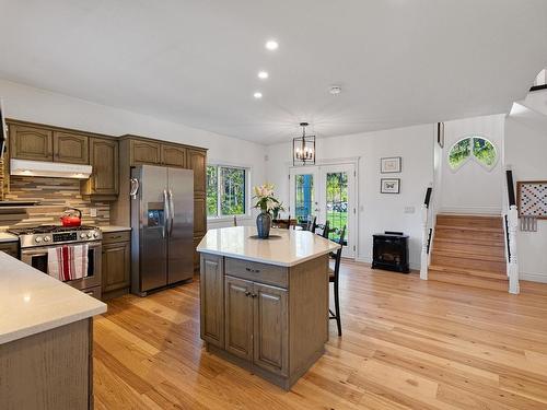 2079 Glenmohr Drive, Kamloops, BC - Indoor Photo Showing Kitchen