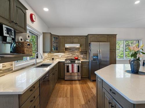 2079 Glenmohr Drive, Kamloops, BC - Indoor Photo Showing Kitchen With Double Sink With Upgraded Kitchen