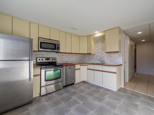 2663 Young Place, Kamloops, BC - Indoor Photo Showing Kitchen With Double Sink