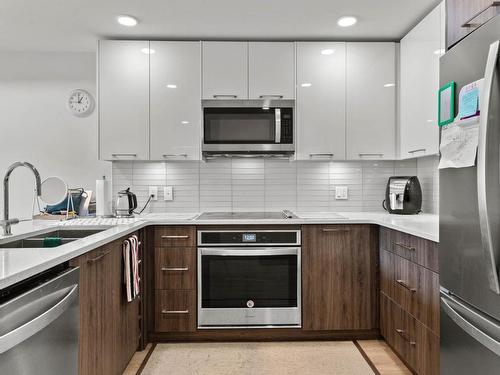 109-885 University Drive, Kamloops, BC - Indoor Photo Showing Kitchen With Stainless Steel Kitchen With Double Sink With Upgraded Kitchen