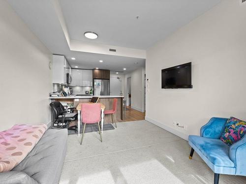 109-885 University Drive, Kamloops, BC - Indoor Photo Showing Living Room