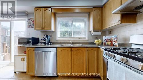 19 Monaco Court, Brampton (Fletcher'S Meadow), ON - Indoor Photo Showing Kitchen With Double Sink