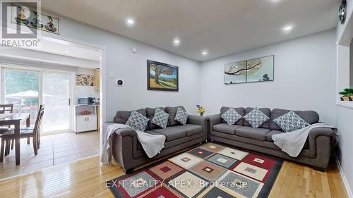 19 Monaco Court, Brampton (Fletcher'S Meadow), ON - Indoor Photo Showing Living Room