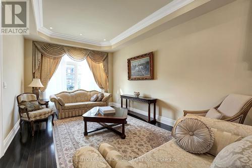 15 Day Lily Crescent, Richmond Hill, ON - Indoor Photo Showing Living Room