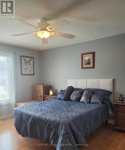 74 Pennsylvania Avenue, Wasaga Beach, ON - Indoor Photo Showing Bedroom