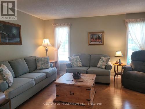 74 Pennsylvania Avenue, Wasaga Beach, ON - Indoor Photo Showing Living Room