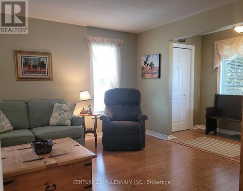 74 Pennsylvania Avenue, Wasaga Beach, ON - Indoor Photo Showing Living Room