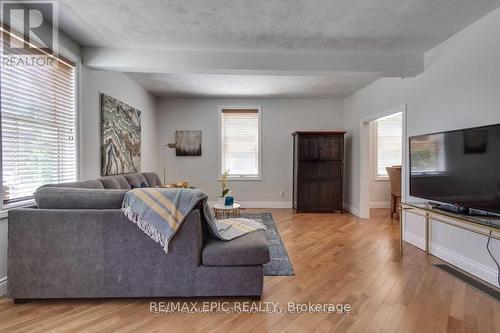 26 Whiting Avenue, Oshawa, ON - Indoor Photo Showing Living Room