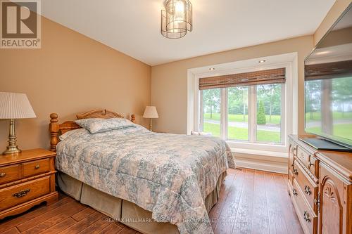 5809 Latimer Road, Georgina (Sutton & Jackson'S Point), ON - Indoor Photo Showing Bedroom