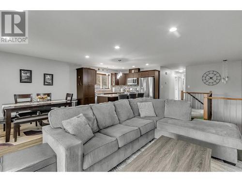 4016 Knight Crescent, Prince George, BC - Indoor Photo Showing Living Room