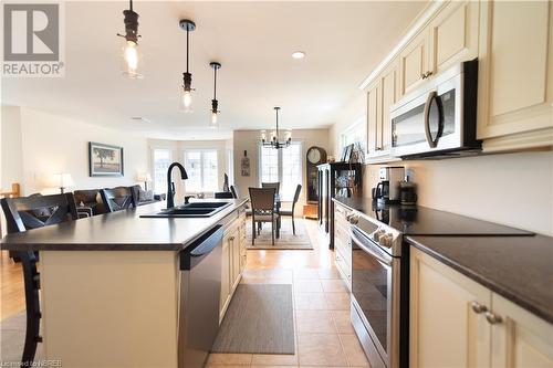 2585 Connaught Avenue, North Bay, ON - Indoor Photo Showing Kitchen With Double Sink With Upgraded Kitchen