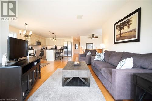 2585 Connaught Avenue, North Bay, ON - Indoor Photo Showing Living Room