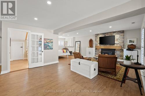 40 Navigators Trail, Kawartha Lakes (Bobcaygeon), ON - Indoor Photo Showing Living Room With Fireplace