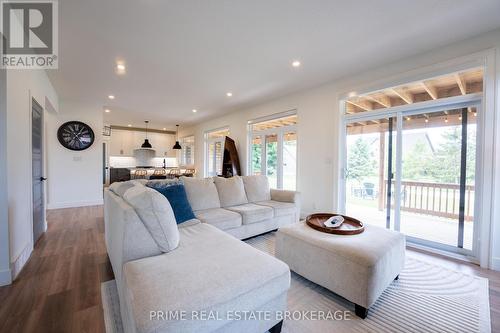 33977 Kildeer Drive, Bluewater, ON - Indoor Photo Showing Living Room