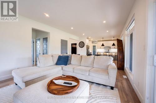 33977 Kildeer Drive, Bluewater, ON - Indoor Photo Showing Living Room