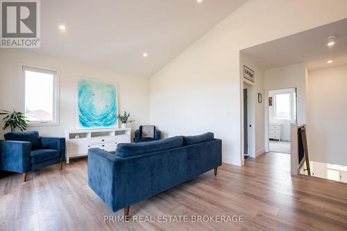 33977 Kildeer Drive, Bluewater, ON - Indoor Photo Showing Living Room