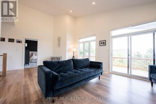 33977 Kildeer Drive, Bluewater, ON - Indoor Photo Showing Living Room